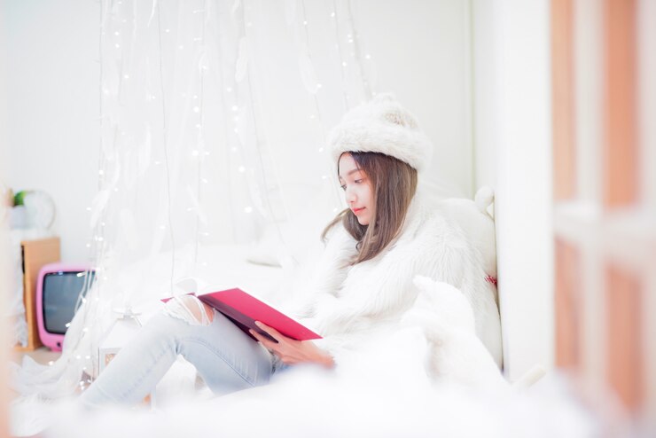 冬の季節を楽しむ若い女性のライフスタイル。自宅でのクリスマス休暇のリラックスとレクリエーション。