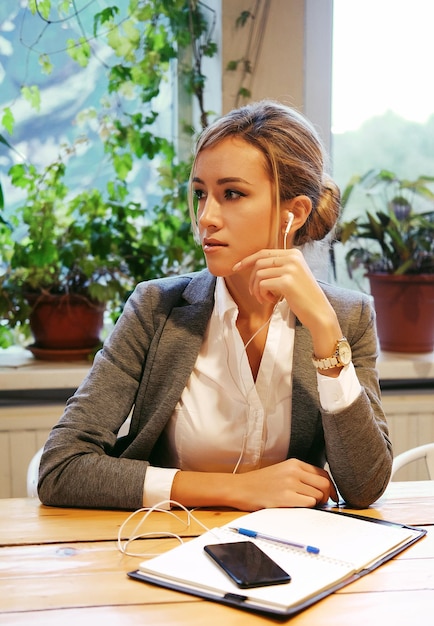 Lifestyle zaken en mensen concept zakenvrouw werken planning concept in een café