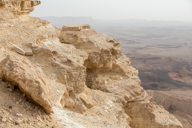 Ð¡liff al cratere ramon nel deserto del negev a mitzpe ramon, israele