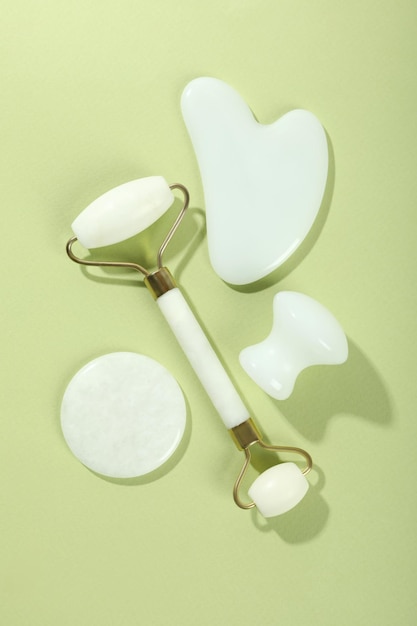 Lifting en toning behandeling concept met gua sha op groene achtergrond