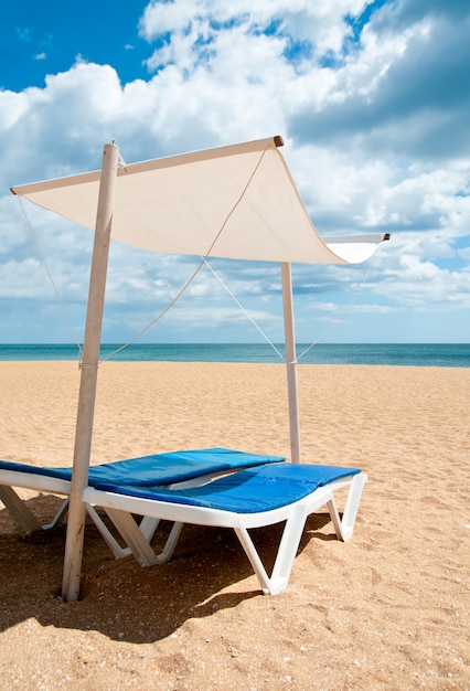 Ligbedden op een strand