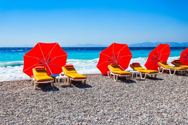 Ligbedden op Rhodos strand Griekenland