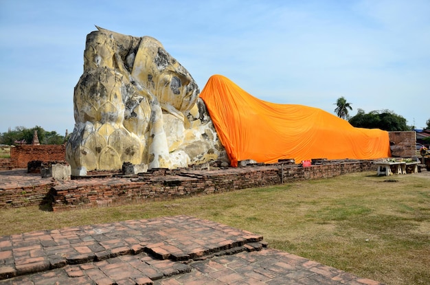 Liggende Boeddha van Wat Lokayasutharam-tempel in Ayutthaya Thailand