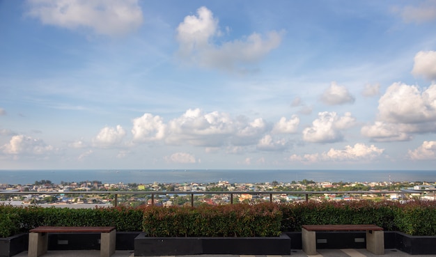 Liggende horizontale lijn aan de oceaan met stad