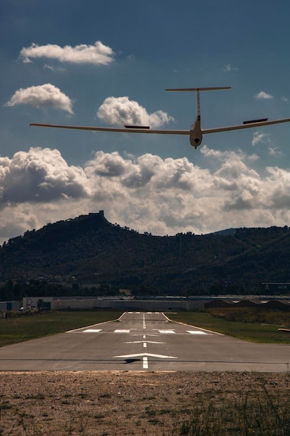 사진 오데나 바르셀로나의 작은 공항에 착륙하는 가운 항공기