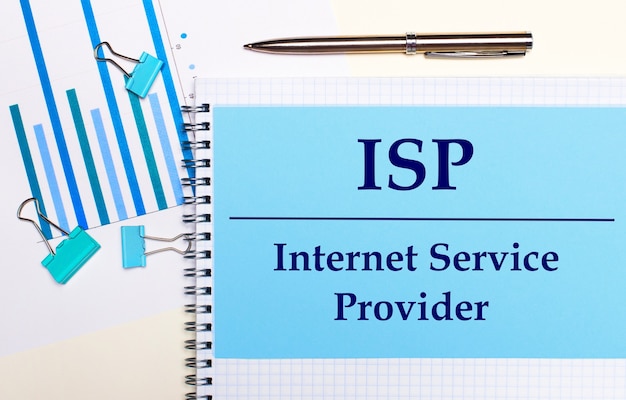Su uno sfondo chiaro - diagrammi azzurri, graffette e un foglio di carta con il testo isp internet service provider. vista dall'alto. concetto di affari