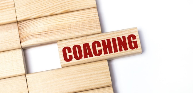 텍스트 COACHING 근접 촬영 상위 뷰와 밝은 배경 나무 블록에