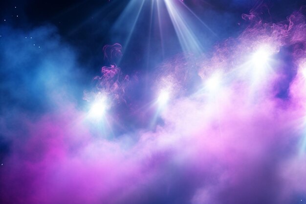 Фото Светлые лучи прожекторов в фиолетовых и голубых пухах дыма