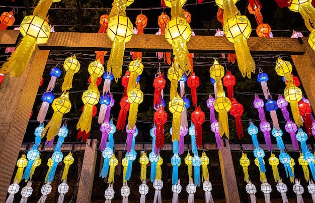 Foto la luce della bella lampada colorata lanna modello di sfondo lanterna di carta sono lanterne in stile tailandese settentrionale a chiang mai thailandia luna piena il 12 ° mese sii famoso