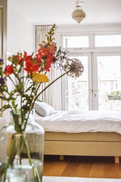 Photo light bedroom with wooden wardrobe