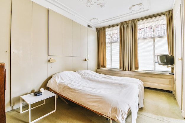 Светлая спальня с деревянным шкафом