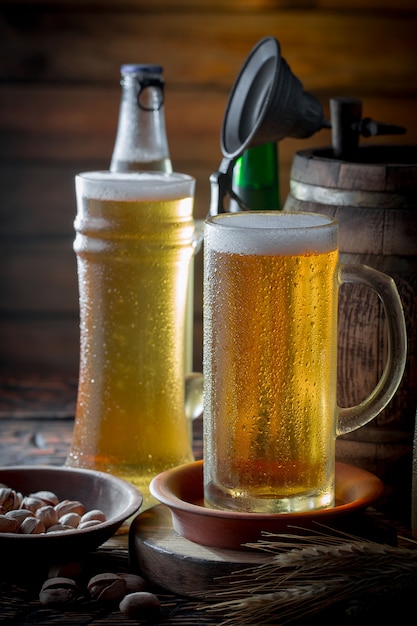 Foto birra leggera in un bicchiere di birra su uno sfondo vecchio.