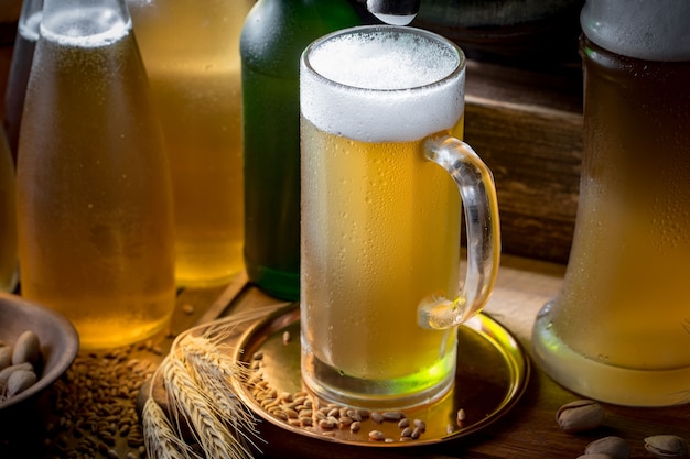 古い背景のビールのグラスで軽いビール。