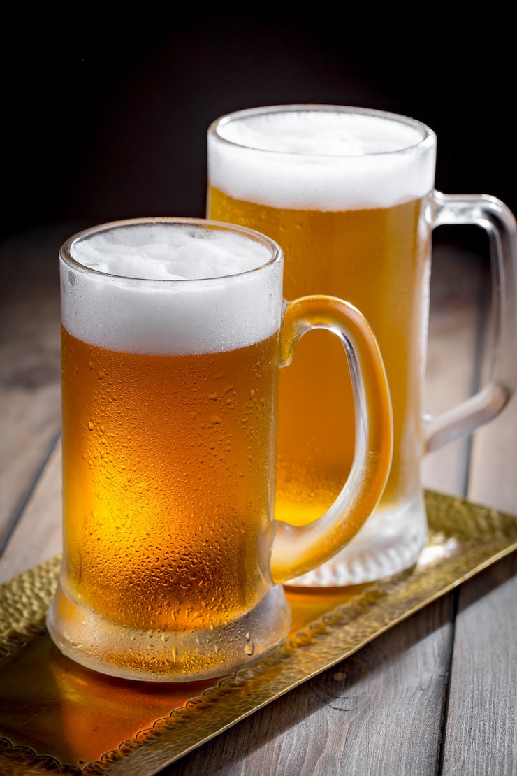 Photo 古い背景のビールのグラスで軽いビール。
