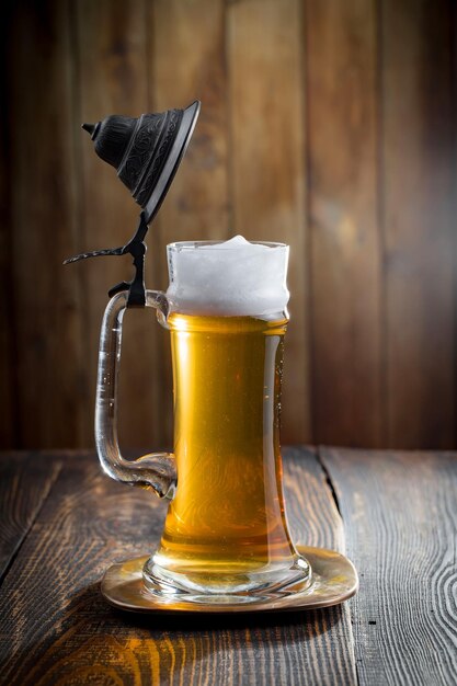 Foto birra chiara in un bicchiere su uno sfondo vecchio