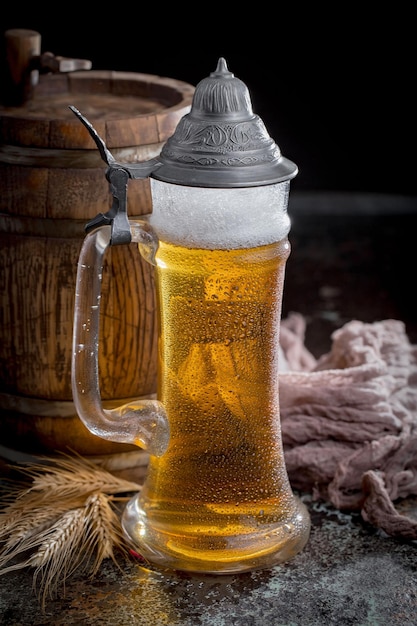 古い背景のグラスに軽いビール
