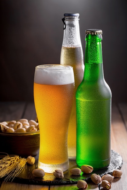 Photo light beer in a glass on the table