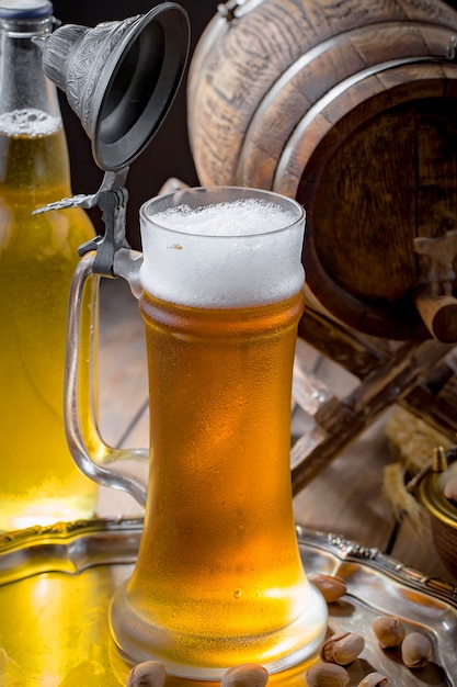 Photo light beer in a glass on the table