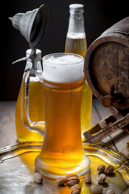 Photo light beer in a glass on the table