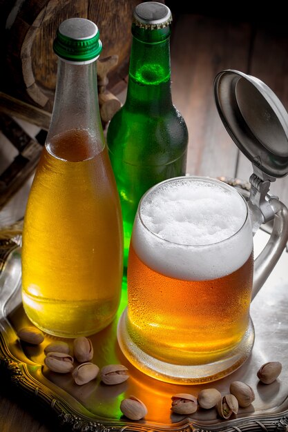 Фото Светлое пиво в стекле пива на старой предпосылке.