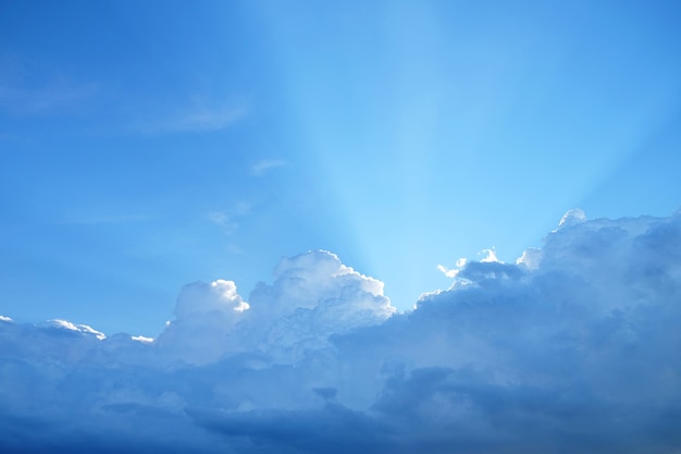 写真 空の雲の後ろの光。