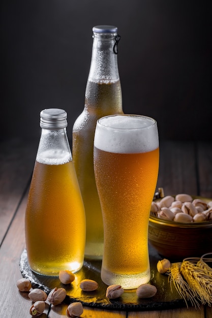 Light bier in een bierglas op een oude achtergrond.
