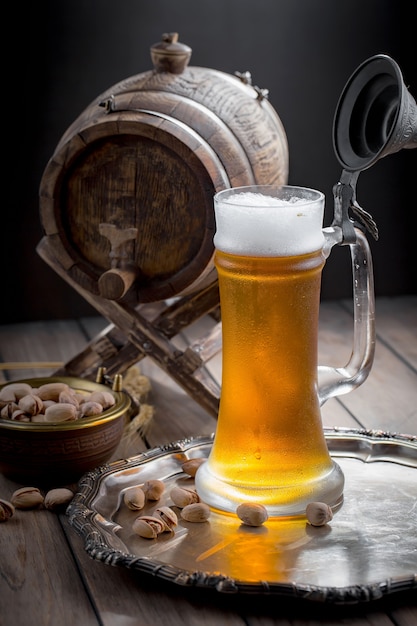 Light bier in een glas op tafel