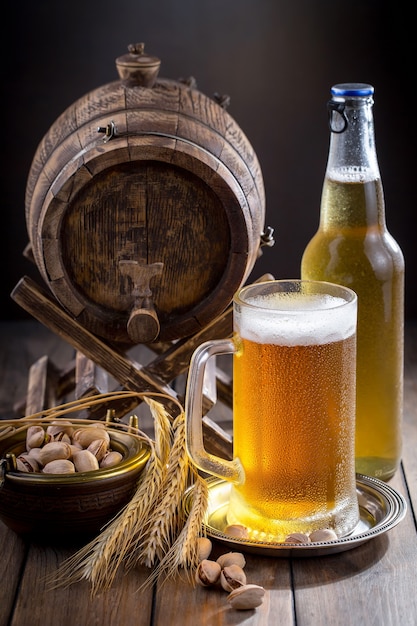 Light bier in een glas op tafel