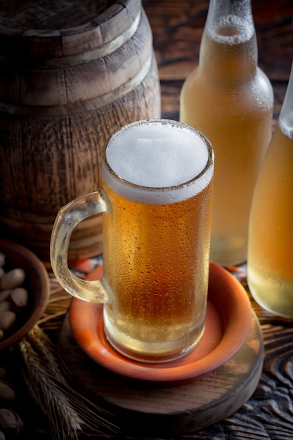 Light bier in een glas op tafel