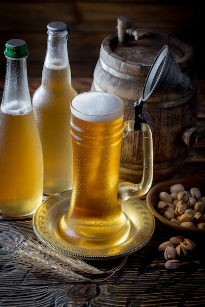 Light bier in een glas op tafel