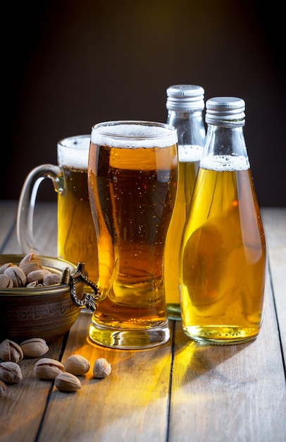 Light bier in een glas op tafel