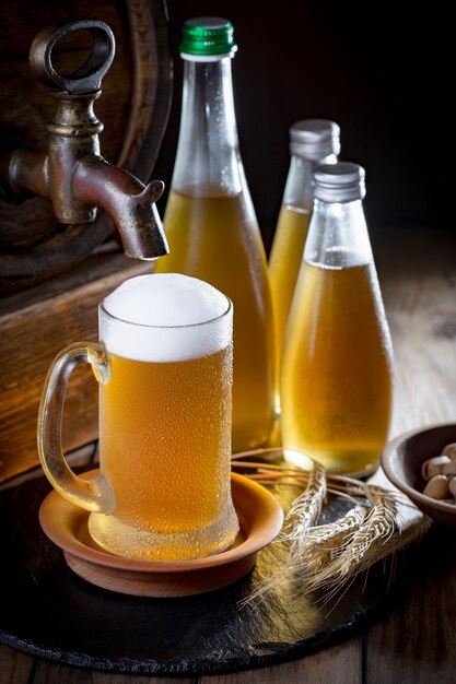 Light bier in een glas op tafel