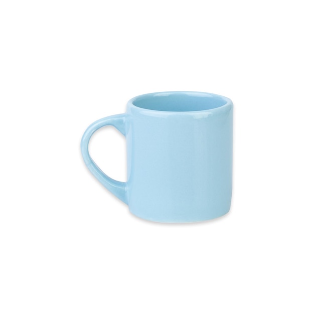 Голубая керамическая кофейная чашка на белом фоне
