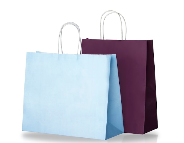 Sacchetti della spesa di carta blu chiaro e viola scuro isolati su sfondo bianco