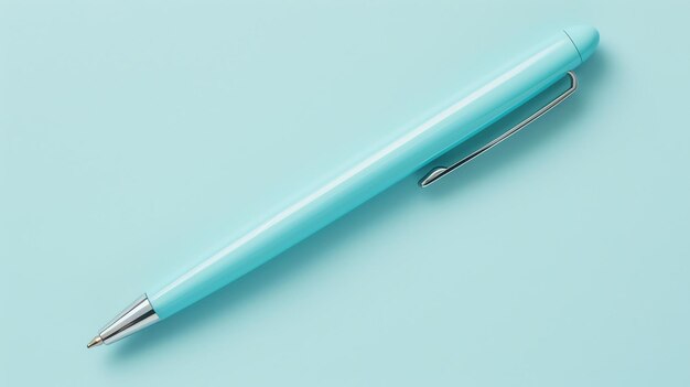 Светло-голубая ручка на светло-голубом фоне Ручка гладкого твердого цвета с блестящим серебряным зажимом Она лежит под небольшим углом на поверхности