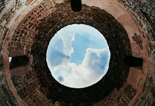 밝은 푸른 하늘과 스플릿, 크로아티아의 디오 클레 티아 누스 영묘 돔에서 홀의 원형 천장.