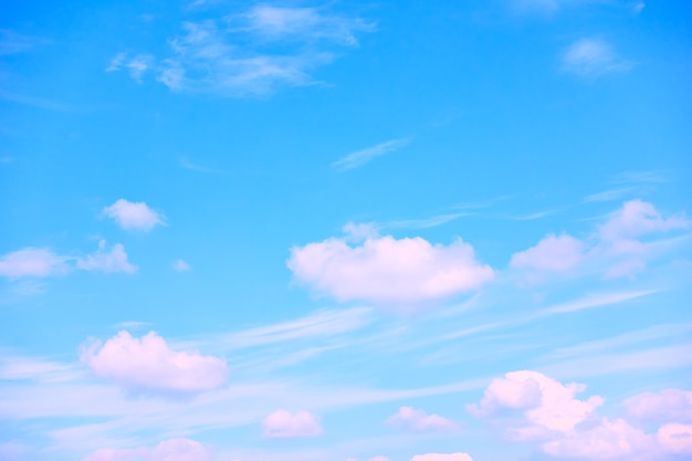 白い雲と水色の空は、背景として使用できます。 Cloudscape
