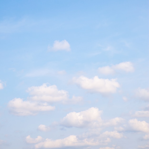 雲と水色の春の空。背景、あなた自身のテキストのためのスペース