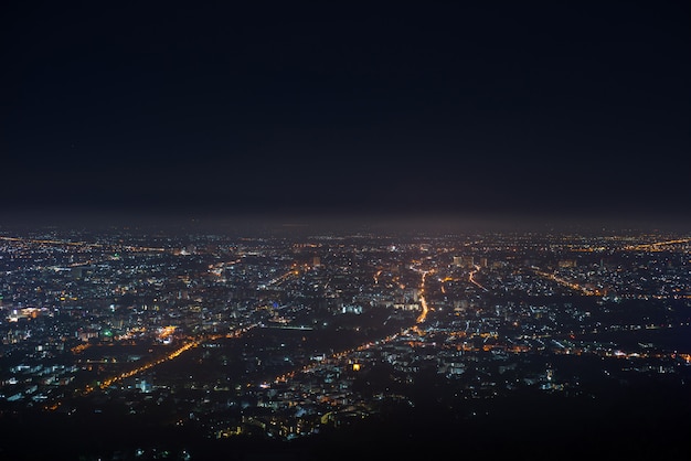 多くの星と夜空に光のボケ都市景観