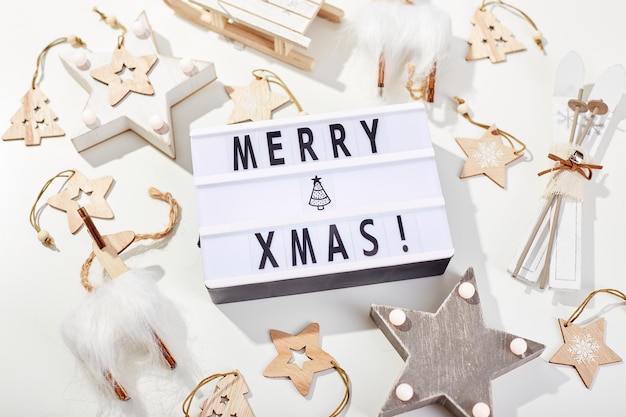 Iscrizione light box merry xmas e ornamenti in legno