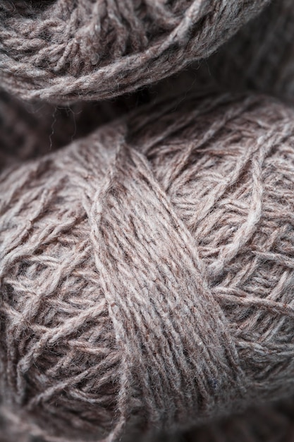 天然羊毛で作られた薄茶色の糸。針仕事