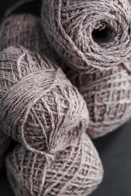 天然羊毛で作られた薄茶色の糸。針仕事
