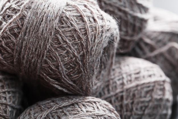 天然羊毛で作られた薄茶色の糸。