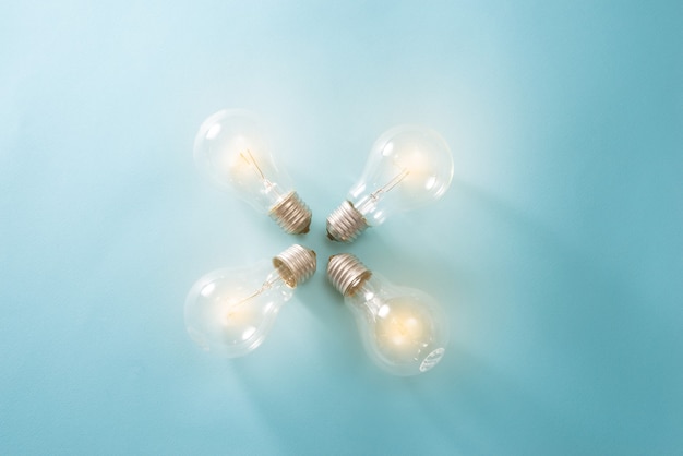 Photo light bulb on blue background