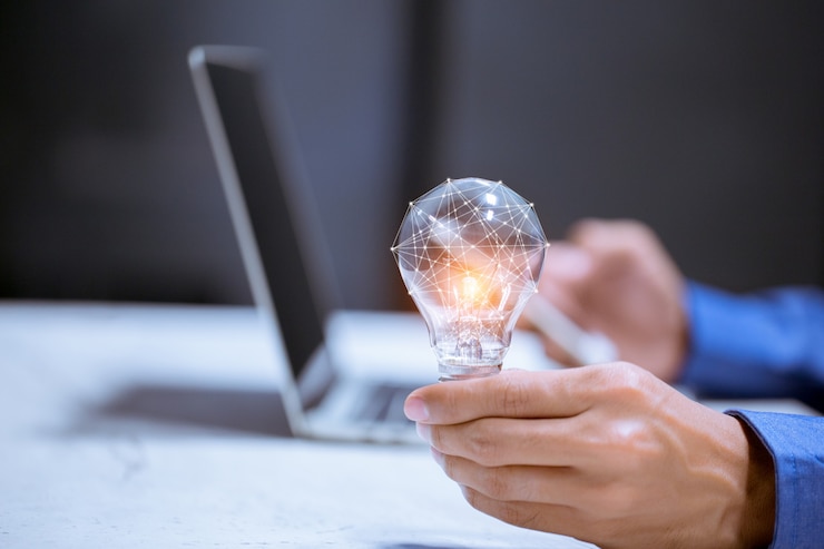 Photo light bulb,with brain icon,creativity and innovative are keys to success,new ideas and innovation concept.