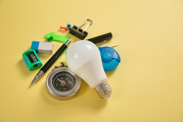 Лампочка с поставками для бизнеса Бизнес Креативная идея
