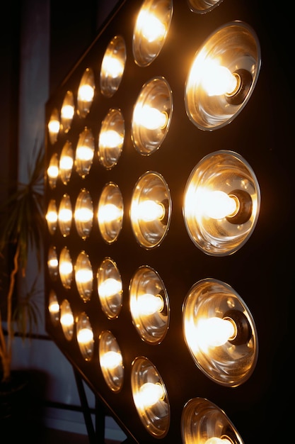 Фото Лампочки горящие лампочки текстура фоновые лампочки на черном фоне