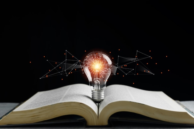 Photo light bulbs with polygon abstract brain on books. business learning inspiration creativity. education and creative concept.