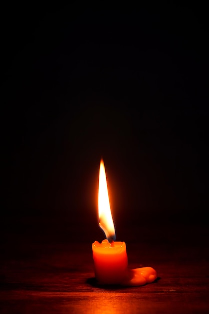 밝은 촛불이 밝게 불타는 검은 배경에 촛불이 닫힙니다. 불타는 촛불