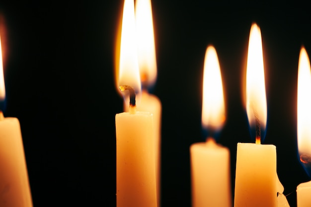 Свет свечи освещает тьму